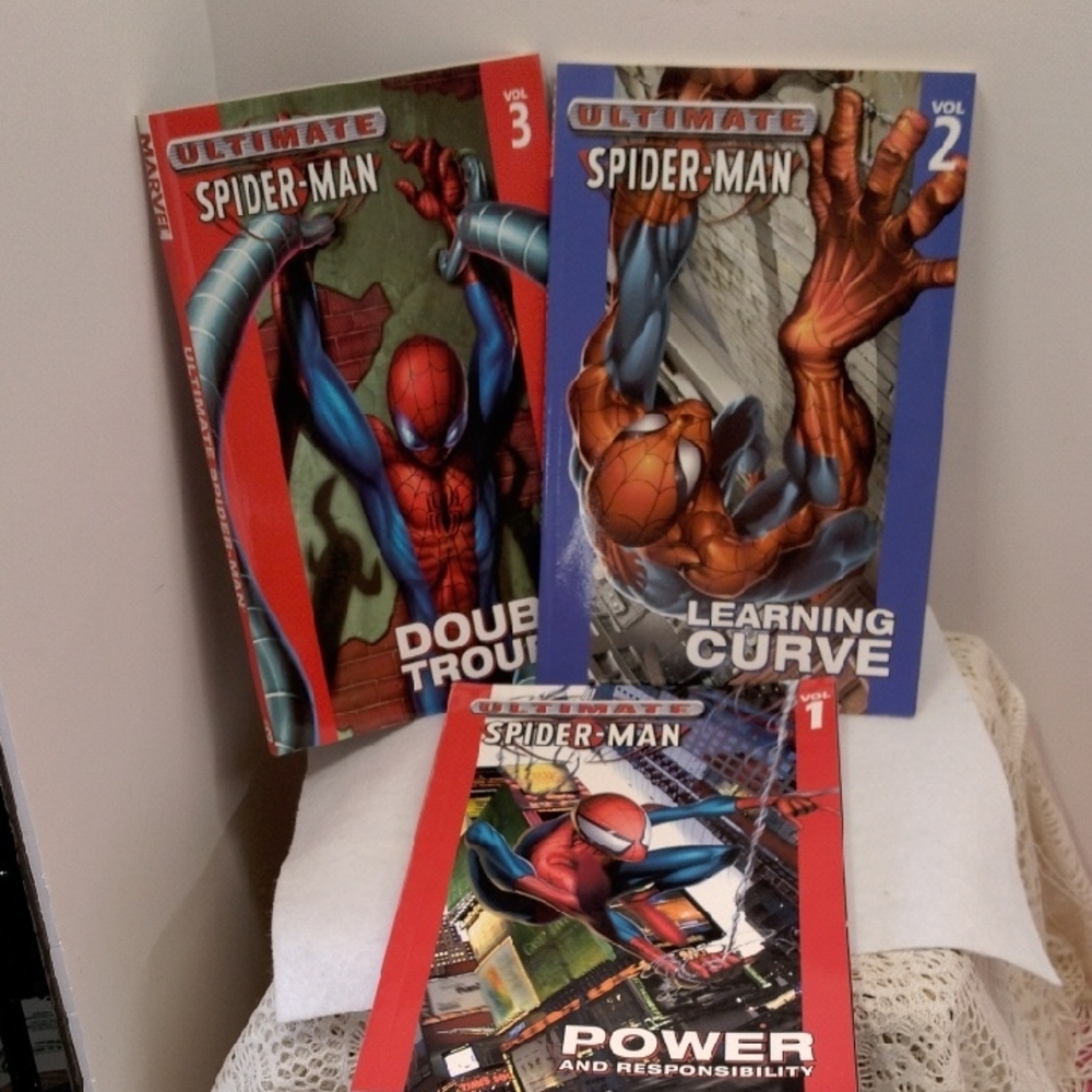 Marvel Ultimate Spider-Man Comic Set - Red, Blue, Orange